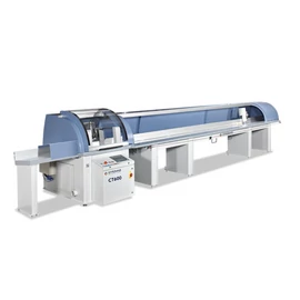 Stromab CT 600 forgóasztalos optimalizáló keresztvágó fűrész automata betolóval. 600 mm lap, ±70–80° szögvágás, OPTI/OPTI PLUS hibakiejtés, nagy sebességű, pontos vágás.